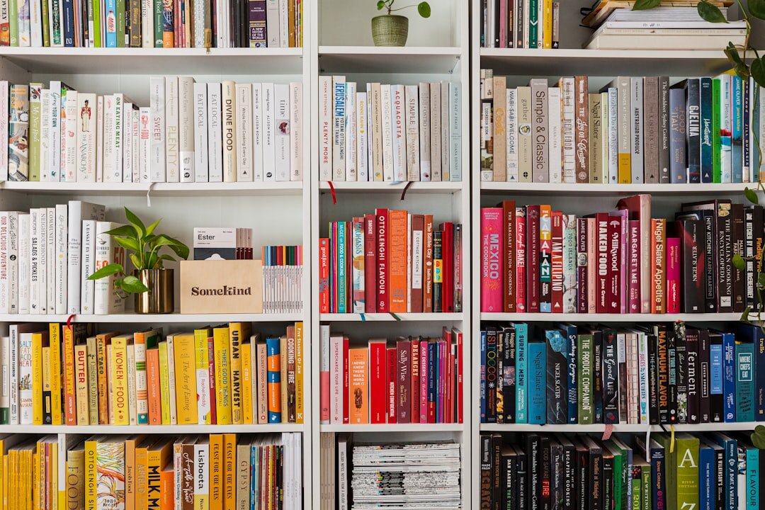 Gemütliches Home-Office mit Bücherregalen und alten Designmagazinen