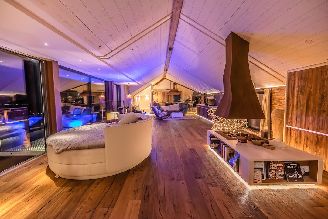 Elegantes Schweizer Chalet-Wohnzimmer mit Kamin und Holzbalken