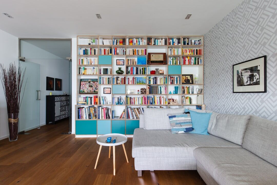 Modernes Wohnzimmer mit Vintage-inspirierten Möbeln und warmem Licht