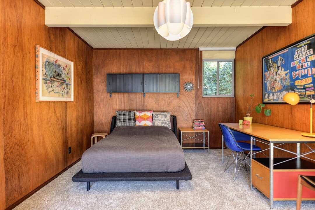 Retro-Esszimmer im Stil der späten 1970er mit warmen Holztönen und Vintage-Dekor