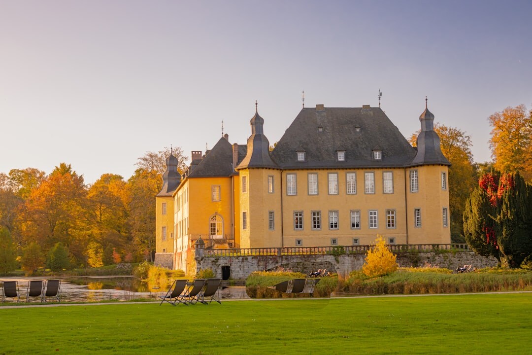 Herrschaftliche Villa mit gepflegtem Garten im Abendlicht