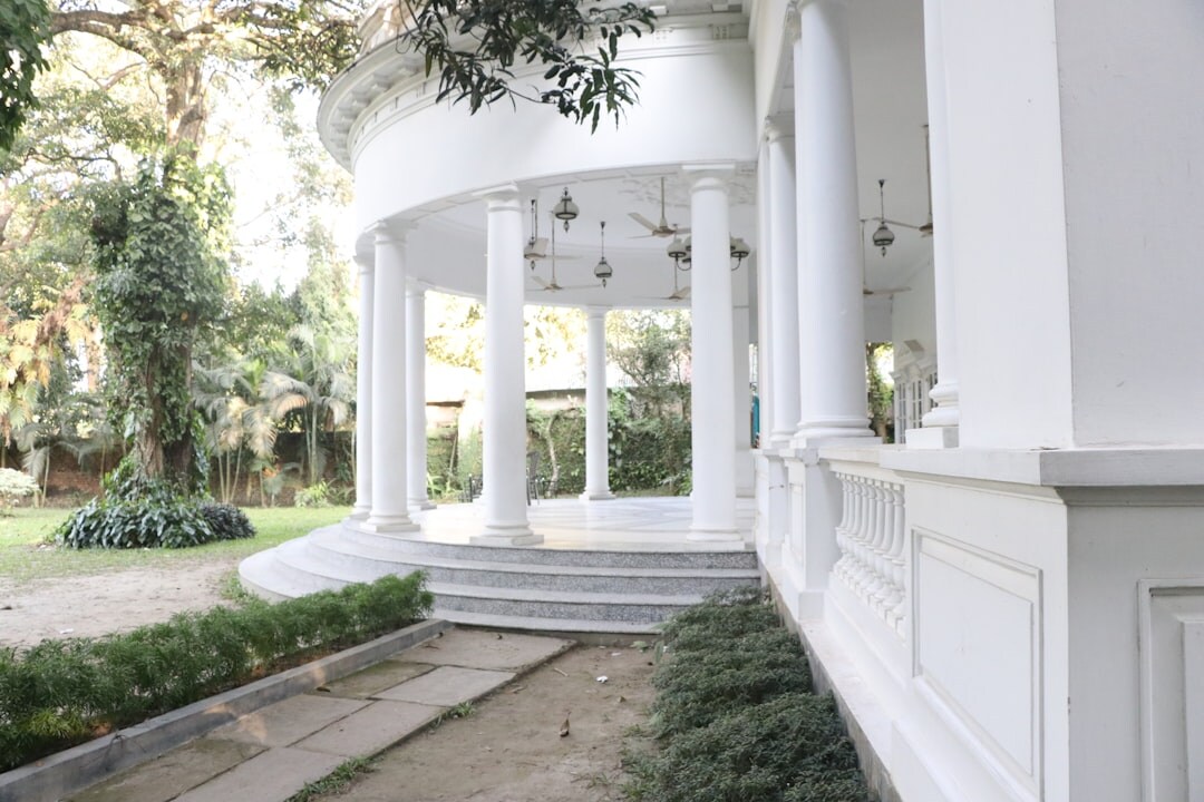 classic hollywood villa exterior