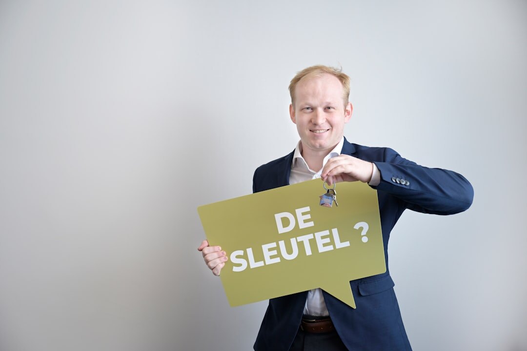 Redaktorin sichtet Archivfotos von Promi-Interieurs an einem Holzschreibtisch