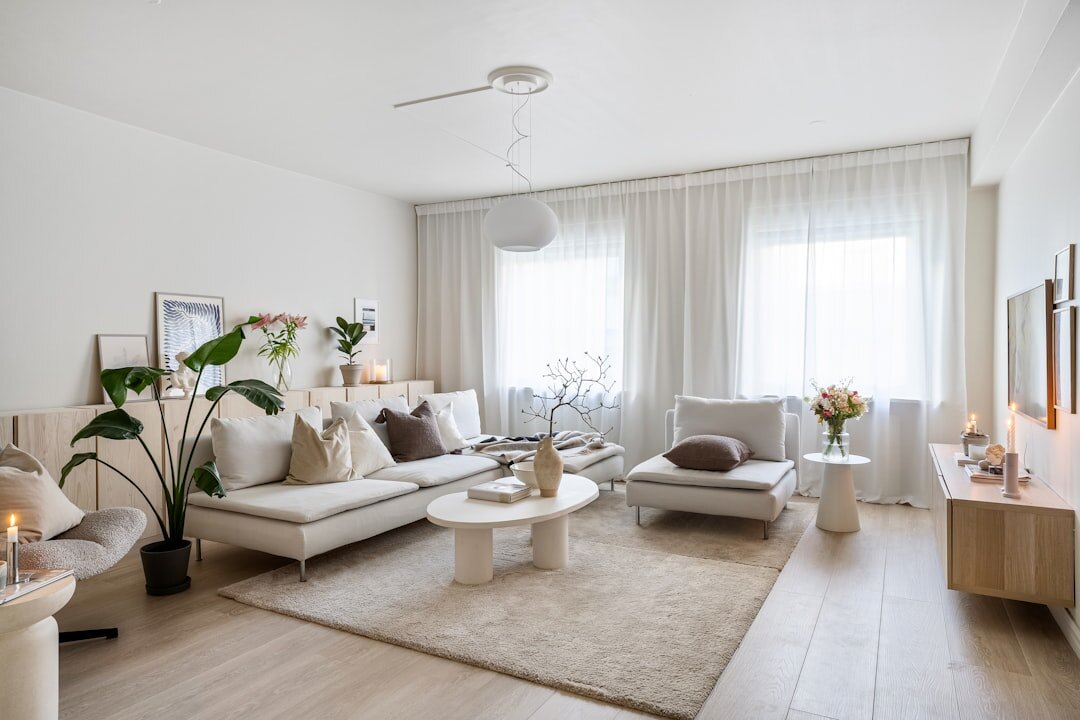 Elegant 1980er-Jahre-Wohnzimmer im Stil eines Promi-Zuhauses mit Samtsofa und warmem Licht